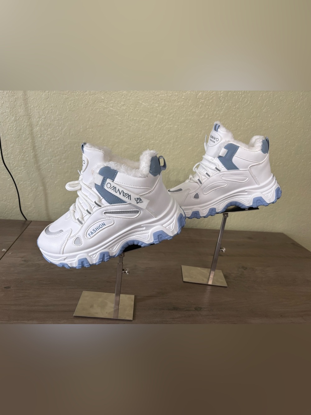 WANWO Faux Fur Winter Hiking Sneakers EU 38 US 7.5 White Blue NWOT